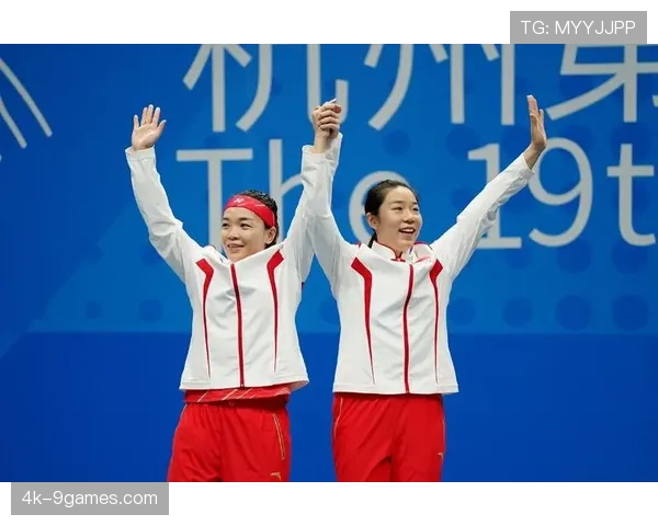 颁奖仪式后，陈清晨-贾一凡与看台上挥舞的五星红旗合影