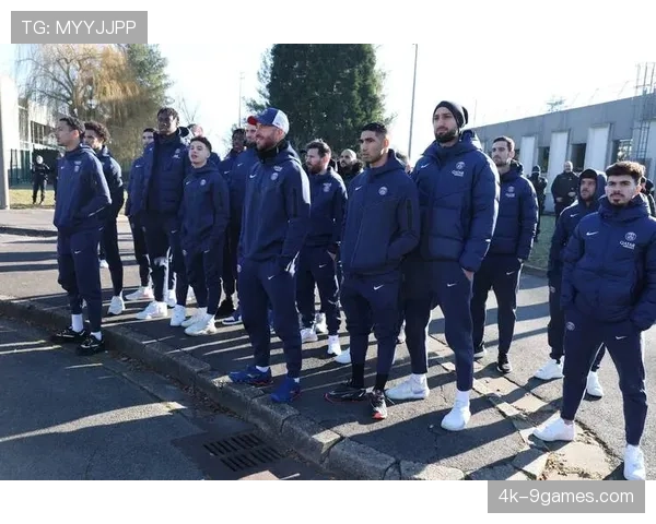 特写:法国国家德比,马赛球迷用纸板拼出巨型“反对红牛”标语 特写:法国国家德比,马赛球迷用纸板拼出巨型“反对红牛”标语